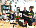 24. Eline ontvangt als dank bloemen van de voorzitter